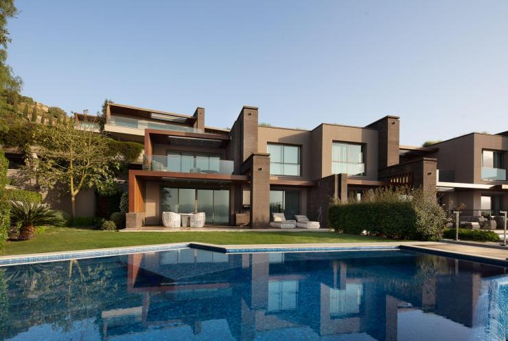 CARESSE RESIDENCE WITH PRIVATE POOL